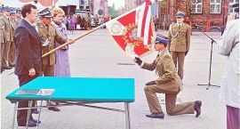 Dowódca 2 bdow mjr dypl. Tomasz Borowski przyjmuje sztandar z rąk przedstawiciela...