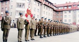 Kompania Honorowa 2 bdow z nowym sztandarem - dowodzi por. Krzysztof Matyka. 