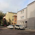 Ulica Sadowa dzisiaj (2019 r.) i w 1979 roku. Na pierszym planie  dwa opuszczone...
