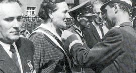 Generał Janusz Zarzycki dekoruje odznaczeniami budowniczych pomnika. 
