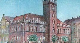 Kolorowa widokówka z  1960 roku z przystrojonym ratuszem z okazji obchodów związanych z...