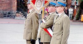 Poczet z nowym sztandarem. Stoją od lewej: por. Jacek Grotkowski (dca), chor. szt....