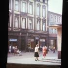 Podwórze  pod numerem 23 w 1984 r. Oprócz parteru, gdzie mieści się sklepowe zaplecze,...