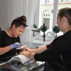 Małgorzata Krauza – kosmetyczka, podczas wykonywania manicure