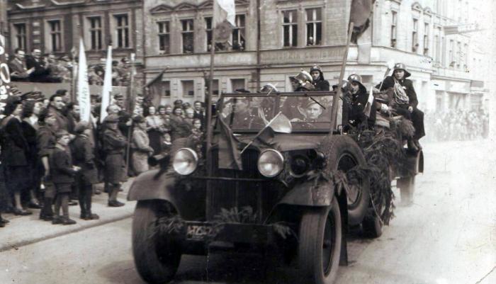 Pierwsi strażacy w Szczecinku i ich pojazd. Święto 1 Maja, 1945