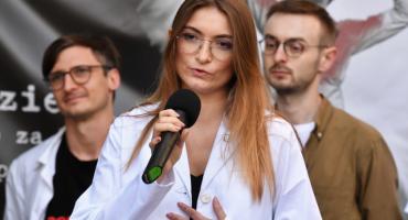 U progu czwartej fali Covid-19 medycy zaostrzają protest