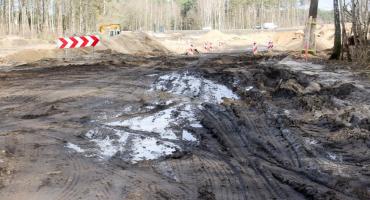 Samochody urywają miski i grzęzną. Niedaleko budują przecież obwodnicę