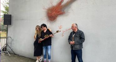 Rozmazana gitara na ścianie. Za to z podpisem legendy polskiego rocka