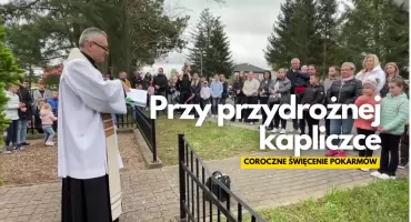 Przy przydrożnej kapliczce. Wielkosobotnie święcenie pokarmów