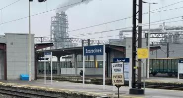 Szum maszyn, dudnienie, ciągły hałas. 