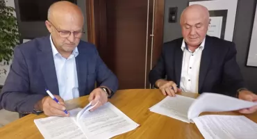 Nowoczesne boisko z zadaszeniem przy ZST w Szczecinku – umowy podpisane