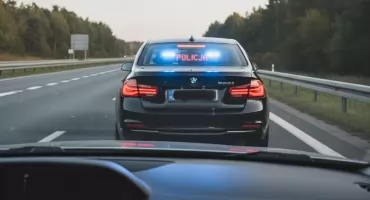 „Mrugnął” ostrzegawczo do… nieoznakowanego radiowozu. Pech dekady