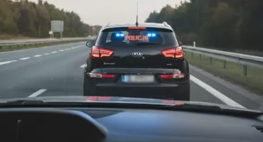 „Mrugnął” ostrzegawczo do… nieoznakowanego radiowozu. Pech dekady