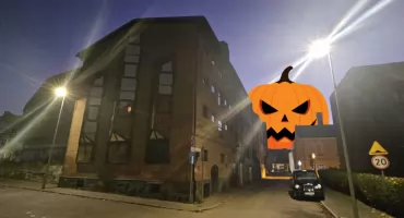 Old School of English po przeprowadzce. Halloweenowa nocowanka na start