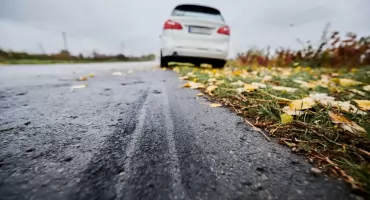 Kiedy mokre liście są równie śliskie jak lód – jak radzić sobie w zdradliwych warunkach jesienno-zimowych?