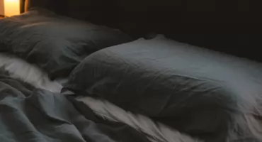 Wygodne łóżko ze stelażem a zdrowy i komfortowy sen - o czym pamiętać?