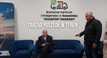 Posiedzenie zaczęło się na boisku. Zarząd Powiatu wyszedł w teren